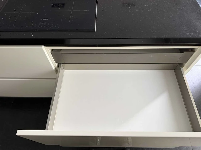 Keuken + eiland met apparatuur - afbeelding 13 van  27