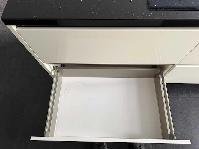 Keuken + eiland met apparatuur - afbeelding 14 van  27
