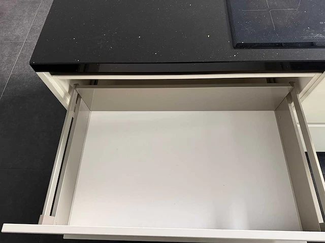 Keuken + eiland met apparatuur - afbeelding 15 van  27