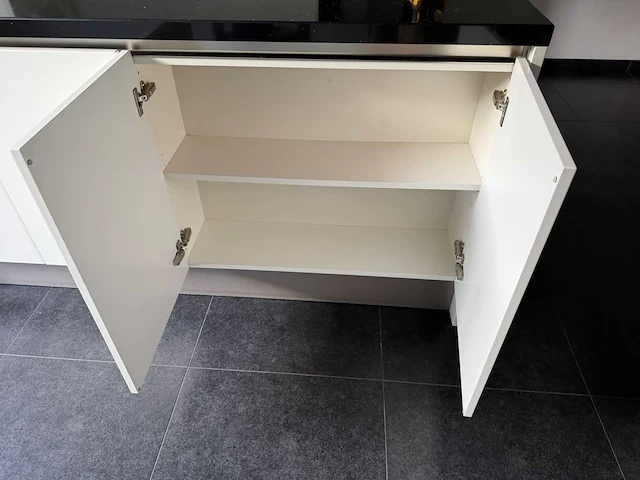 Keuken + eiland met apparatuur - afbeelding 16 van  27