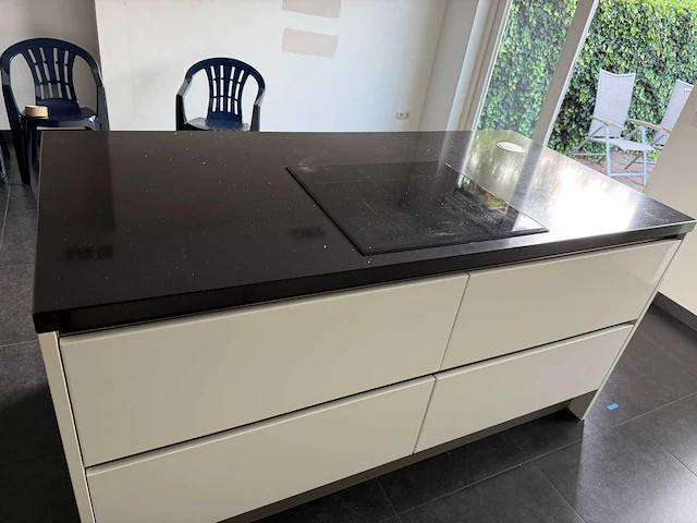 Keuken + eiland met apparatuur - afbeelding 12 van  27