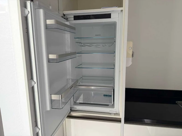 Keuken + eiland met apparatuur - afbeelding 21 van  27