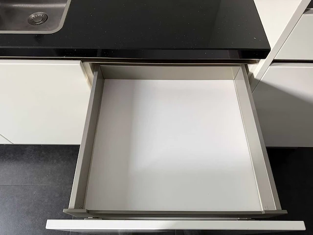 Keuken + eiland met apparatuur - afbeelding 25 van  27