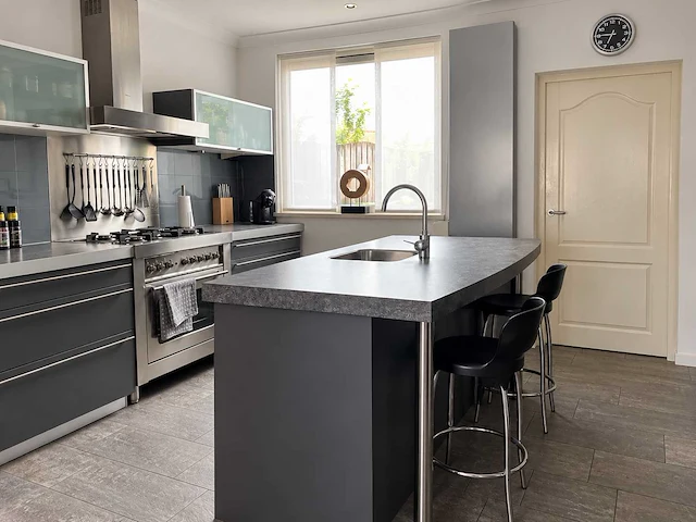 Keuken + eiland met apparatuur - afbeelding 1 van  14