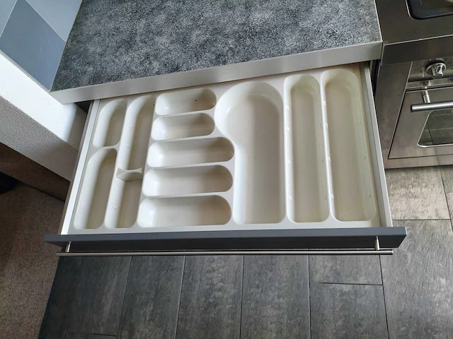 Keuken + eiland met apparatuur - afbeelding 6 van  14