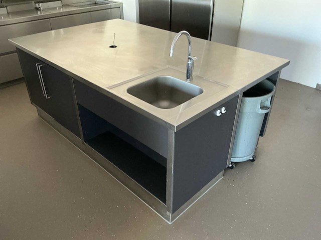 Keuken eiland met stopcontact keukenopstelling - afbeelding 1 van  11