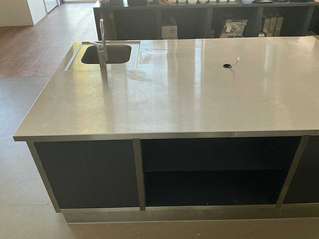 Keuken eiland met stopcontact keukenopstelling - afbeelding 6 van  11