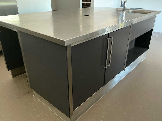 Keuken eiland met stopcontact keukenopstelling - afbeelding 10 van  11