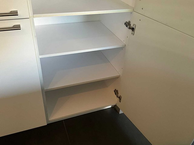 Keuken met aeg apparatuur - afbeelding 2 van  44