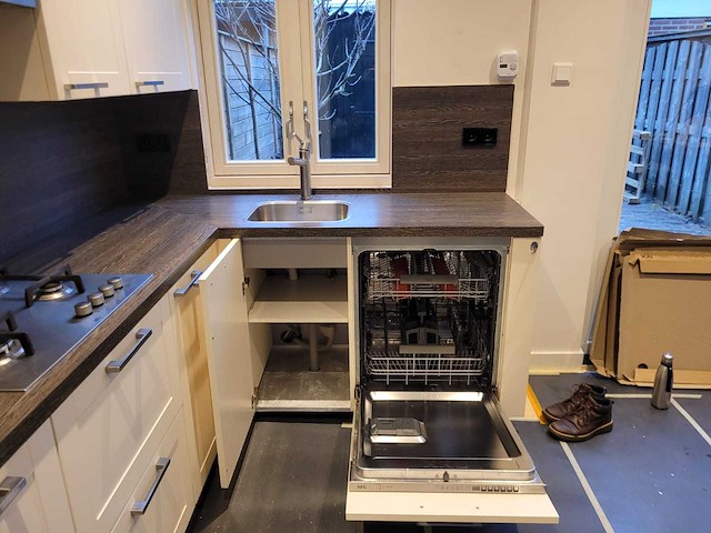 Keuken met aeg apparatuur - afbeelding 12 van  17