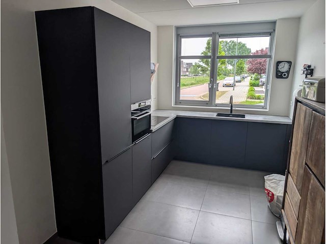 Keuken met aeg apparatuur - afbeelding 1 van  18