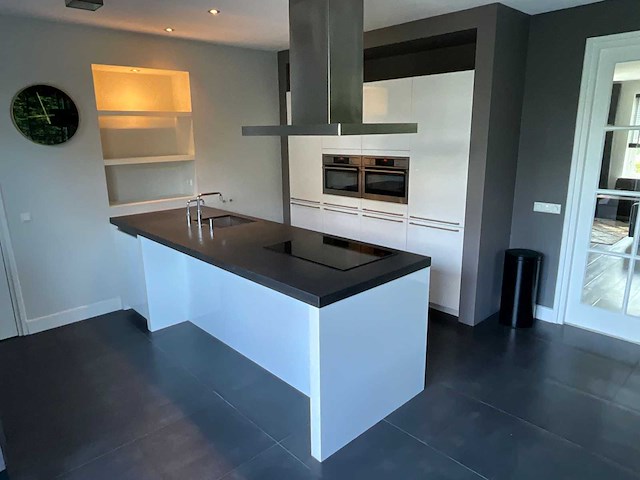 Keuken met aeg apparatuur - afbeelding 1 van  39