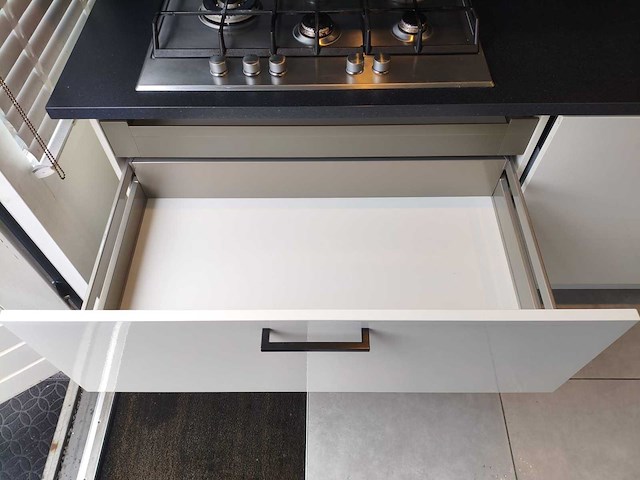 Keuken met aeg / bosch apparatuur - afbeelding 2 van  29