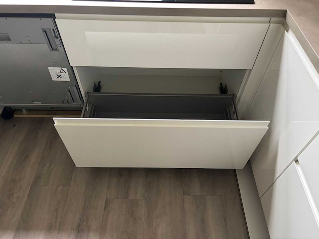 Keuken met aeg/whirlpool apparatuur - afbeelding 11 van  25
