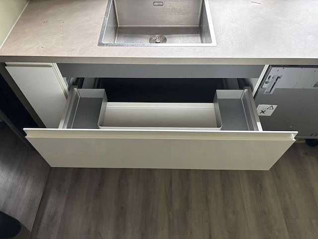 Keuken met aeg/whirlpool apparatuur - afbeelding 5 van  25