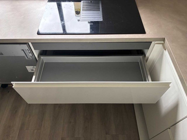 Keuken met aeg/whirlpool apparatuur - afbeelding 7 van  25