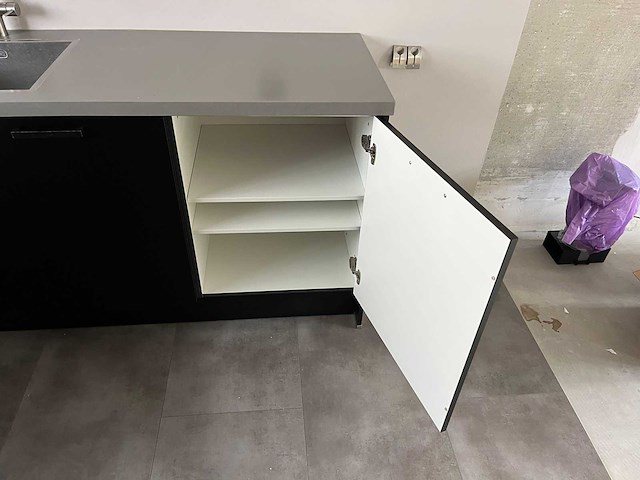 Keuken met apparatuur - afbeelding 11 van  24