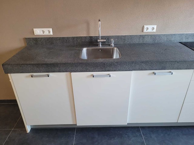 Keuken met apparatuur - afbeelding 23 van  35