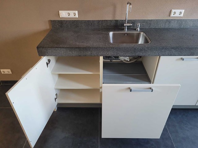 Keuken met apparatuur - afbeelding 32 van  35