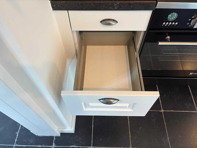 Keuken met apparatuur - afbeelding 12 van  17