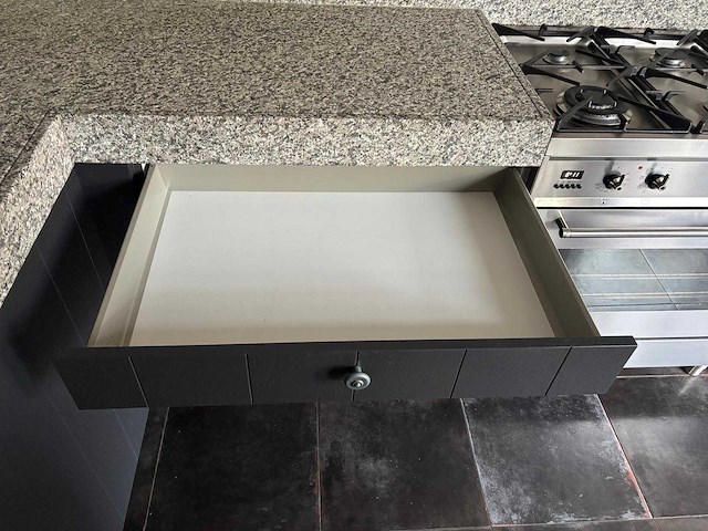 Keuken met apparatuur - afbeelding 2 van  21