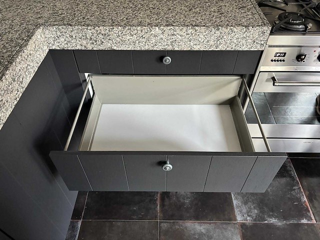 Keuken met apparatuur - afbeelding 4 van  21