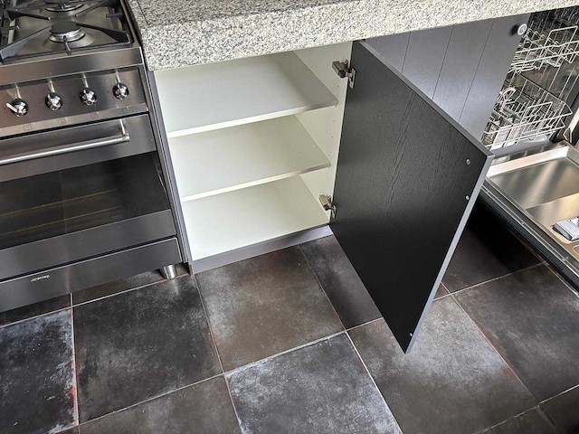 Keuken met apparatuur - afbeelding 8 van  21