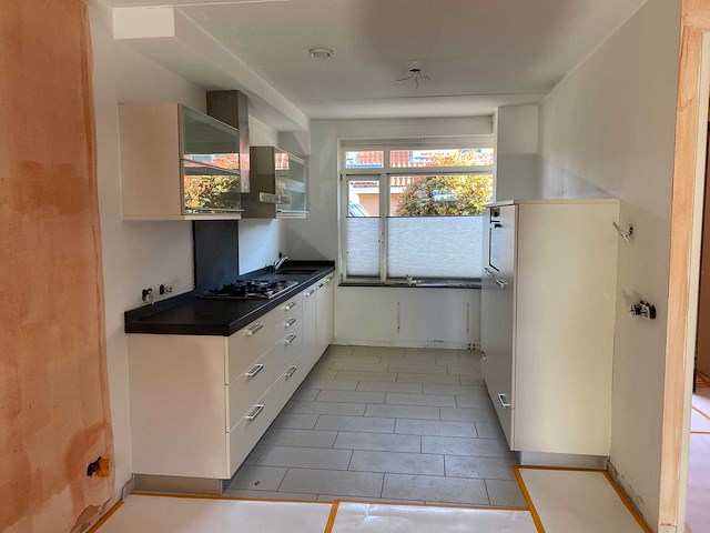 Keuken met apparatuur - afbeelding 1 van  25