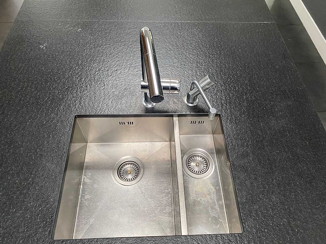 Keuken met apparatuur - afbeelding 14 van  33