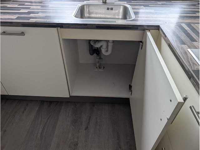 Keuken met apparatuur - afbeelding 4 van  21