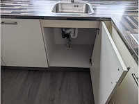 Keuken met apparatuur - afbeelding 4 van  21
