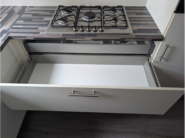 Keuken met apparatuur - afbeelding 13 van  21