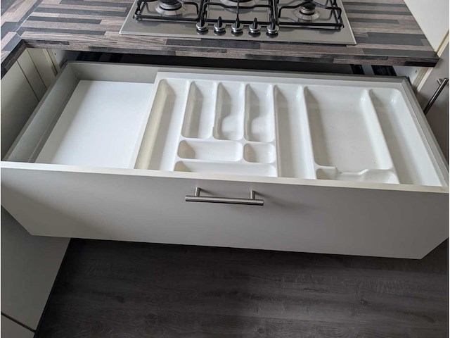 Keuken met apparatuur - afbeelding 14 van  21