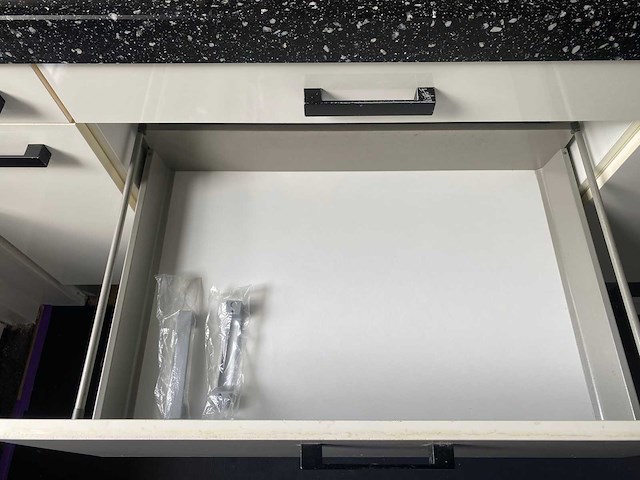 Keuken met apparatuur - afbeelding 33 van  35