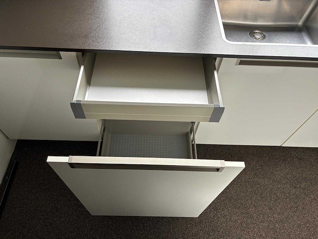 Keuken met apparatuur - afbeelding 25 van  29