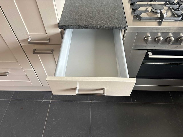 Keuken met apparatuur - afbeelding 5 van  27