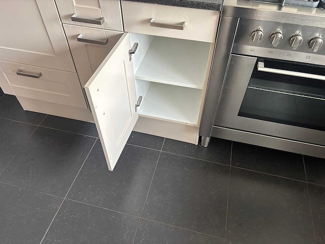 Keuken met apparatuur - afbeelding 10 van  27