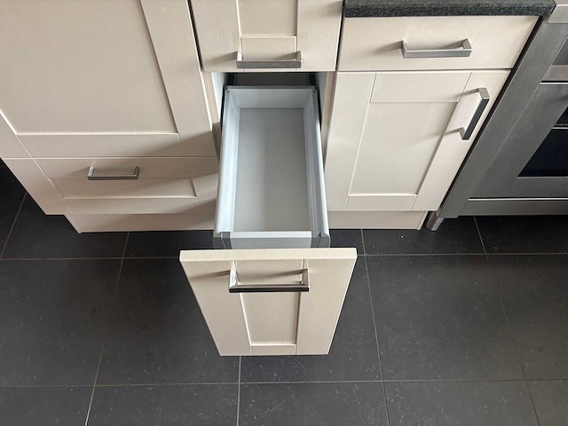 Keuken met apparatuur - afbeelding 27 van  27