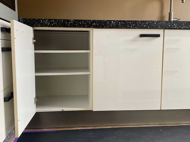 Keuken met apparatuur - afbeelding 21 van  35