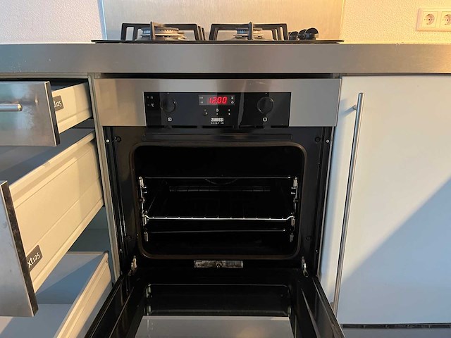 Keuken met apparatuur - afbeelding 7 van  15