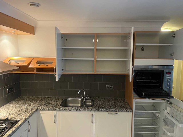 Keuken met apparatuur - afbeelding 9 van  21
