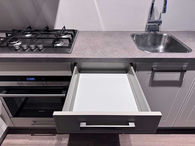 Keuken met apparatuur - afbeelding 15 van  18