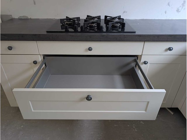 Keuken met apparatuur - afbeelding 11 van  24