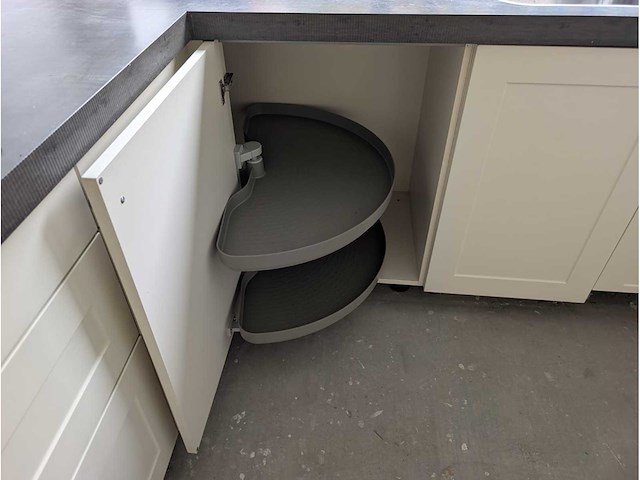 Keuken met apparatuur - afbeelding 16 van  24