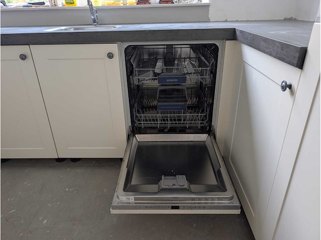 Keuken met apparatuur - afbeelding 17 van  24