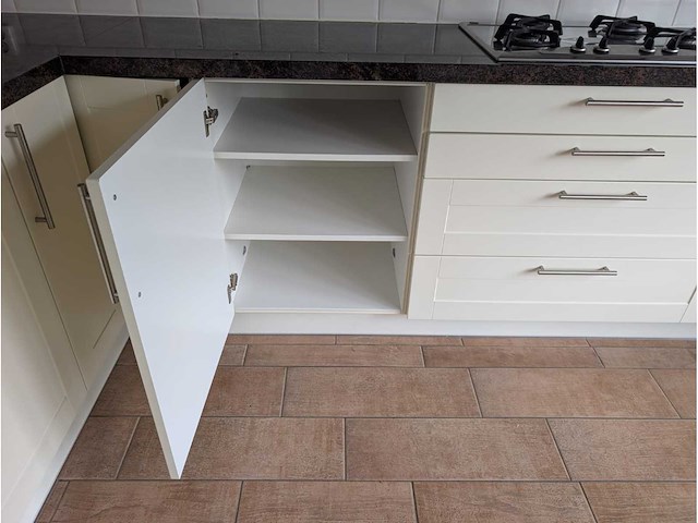 Keuken met apparatuur - afbeelding 27 van  27