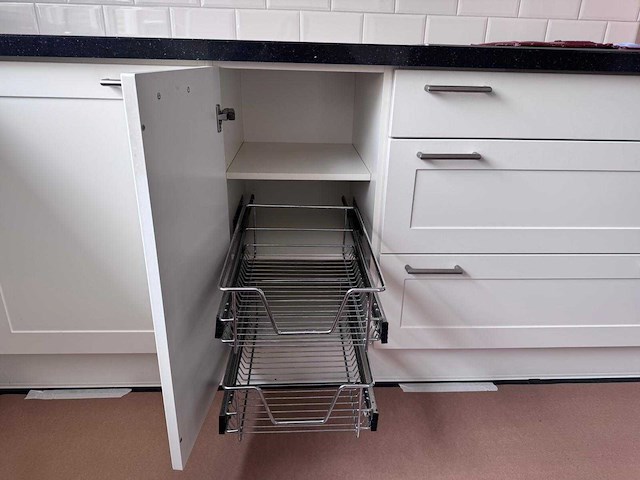 Keuken met apparatuur - afbeelding 17 van  28