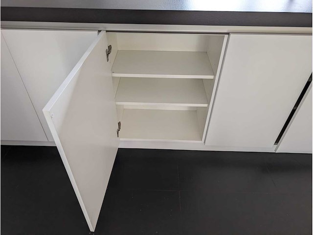 Keuken met apparatuur - afbeelding 54 van  56
