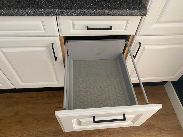 Keuken met apparatuur - afbeelding 14 van  26