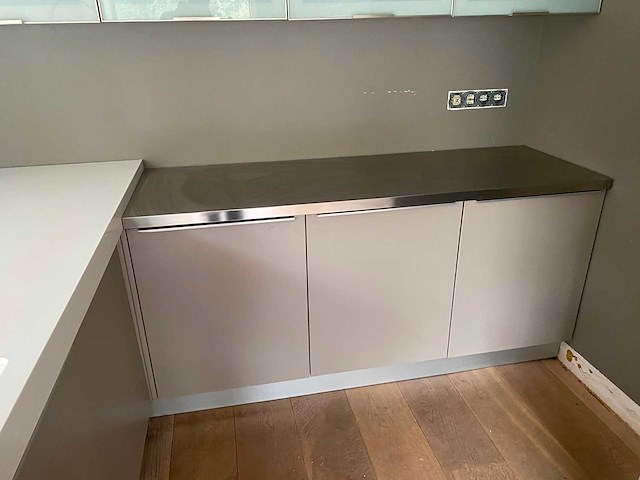 Keuken met apparatuur - afbeelding 2 van  49